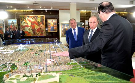 Putin visiting an exhibition dedicated to the 2000th anniversary of Derbent in the State Historical Museum