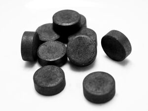 أسود عاجي أو الفحم العظمي، صبغة سوداء طبيعية ناتجة عن حرق عظام الحيوانات.