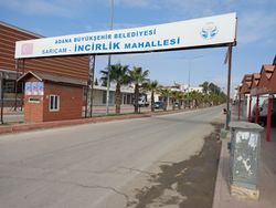 لافتة بلدية إنجرليك، بالقرب من مدخل القاعدة الجوية