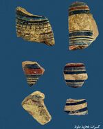 كسرات فخارية ملونة في قلعة تل الخروبة.