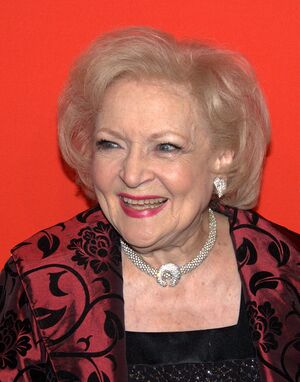 صورة لامرأة بيضاء مسنة تبتسم.