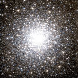 Messier 2 Hubble WikiSky.jpg