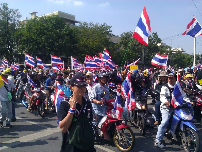 ملف:Protesters on motorcycles in Bangkok, 1 December 2013.jpg