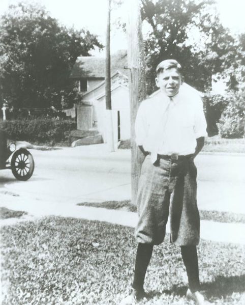 ملف:Ronald Reagan in Dixon, Illinois, 1920s.jpg