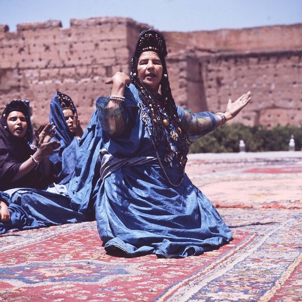 ملف:COLLECTIE TROPENMUSEUM Dansgroep uit de westelijke Sahara tijdens het Nationaal Folkore Festival te Marrakech TMnr 20017656.jpg