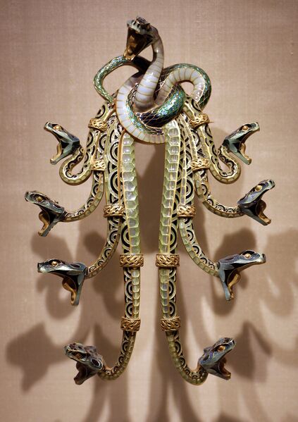 ملف:René lailique, pettorale serpenti, oro e smalti, 1898-99 ca.jpg