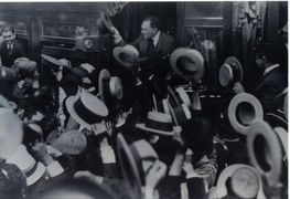 Hipólito Yrigoyen في قطار أثناء الحملة الانتخابية (1926)