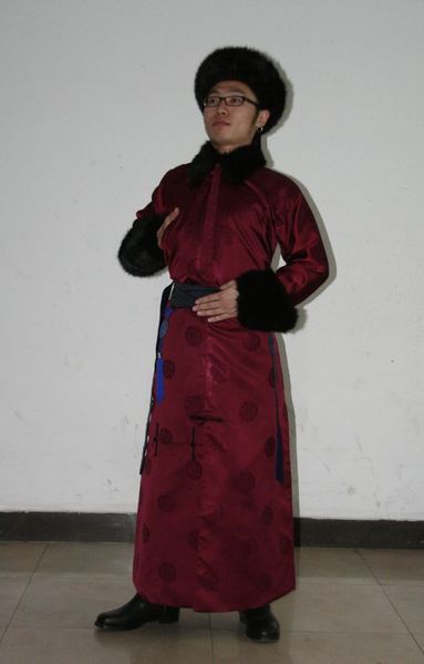 ملف:A Manchu young man dressed in traditional clothes.jpg