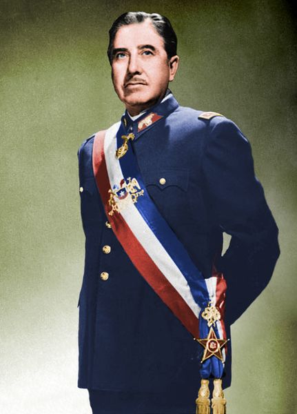 ملف:Augusto Pinochet foto oficial coloreada.jpg