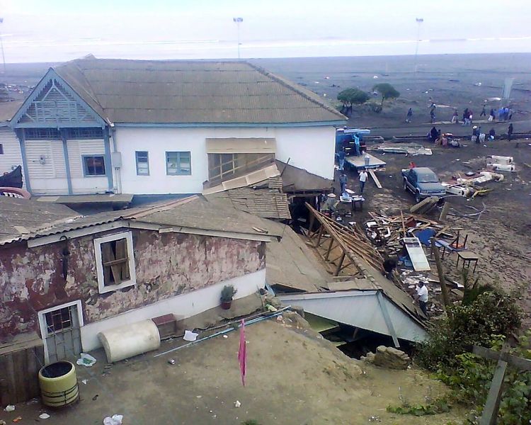 ملف:Casa en frente de Playa Principal de Pichilemu, destruida.jpg