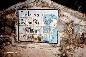 نبع ربوة بوي، مزينة ببلاط قيشاني برتغالي ملوّن يدوياً في 1945. ويظهر عليه آثار طلقات مدافع رشاشة.
