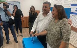 عمير پرتس، زعيم حزب العمل-گشر يدلي بصوته بصحبتة زوجته، 17 سبتمبر 2019.