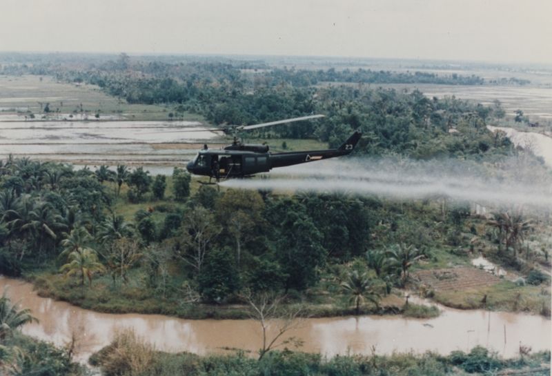 ملف:US-Huey-helicopter-spraying-Agent-Orange-in-Vietnam.jpg