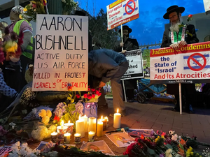 نصب تذكاري لآرون بوشنل يقع خارج السفارة الإسرائيلية في العاصمة واشنطن.