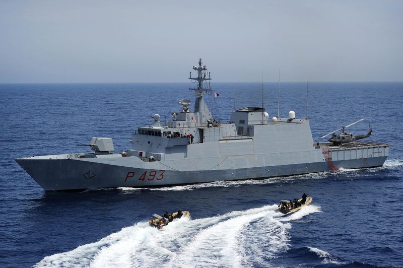 ملف:US Navy 100528-N-3136P-207 An Italian Navy visit, board, search and seizure team returns to the Italian Navy offshore patrol vessel ITS Comandante Foscari (P-493) .jpg