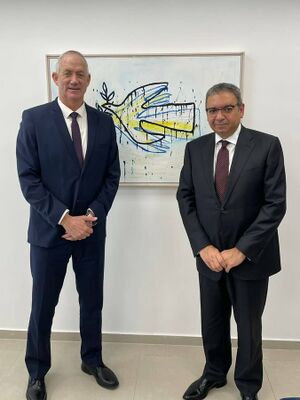 خالد عزمي ووزير الدفاع الإسرائيلي الأسبق بني غانتس