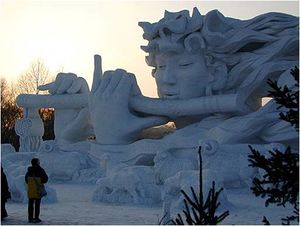 عازفة الناي، مهرجان هاربين العالمي لنحت الثلج والجليد، هاربين، شمال شرق الصين