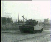 صورة دبابة اسرائيلة أمام شركات البترول في منطقة الزيتية