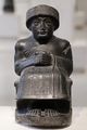 گوديا، تمثال من الديوريت، في 2100 ق.م.، اليوم في اللوڤر