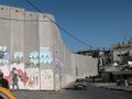 صورة للجدار في وسط منطقة مأهولة في أبو ديس