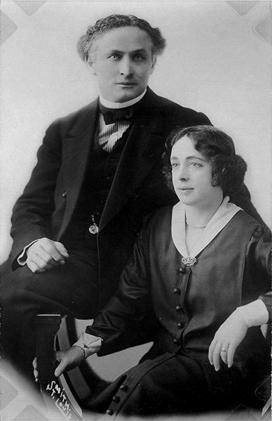 ملف:Harry Houdini and his wife.jpg