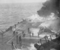 سطح المدمرة USS Saratoga بعد ارتطام طائرة كاميكازي في 21 فبراير 1945.