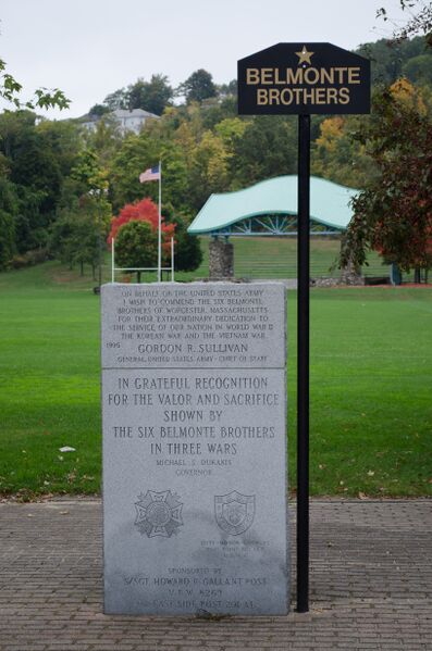 ملف:Cristoforo Colombo Park Belmonte Brothers memorial.jpg