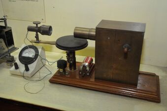 جاگديش تشاندرا بوس عام 1894 كان أول شخص يُنتج موجات مليمترية؛ مذبذبه الشراري (في الصندوق، إلى اليمين) تمكن من توليد موجات بتردد 60 گيگاهرتز (5 ملم) باستخدام مجسات كروية معدنية بقياس 3 ملم.