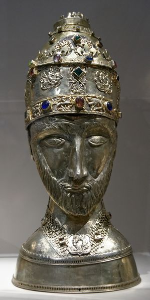 ملف:Reliquary of Pope Sylvester I PEAE Zadar.jpg