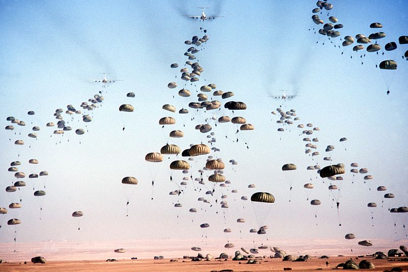 ملف:Mass drop paratroopers Bright Star 1981.jpg