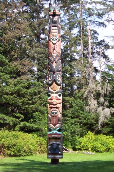 ملف:Tlingit K'alyaan Totem Pole August 2005.jpg
