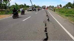 انهيار أرضي بعد وقوع زلزال في إندونيسيا.jpg