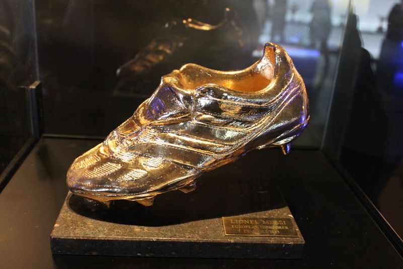 ملف:Golden Shoe, Lionel Messi 2012-2013 01.jpg
