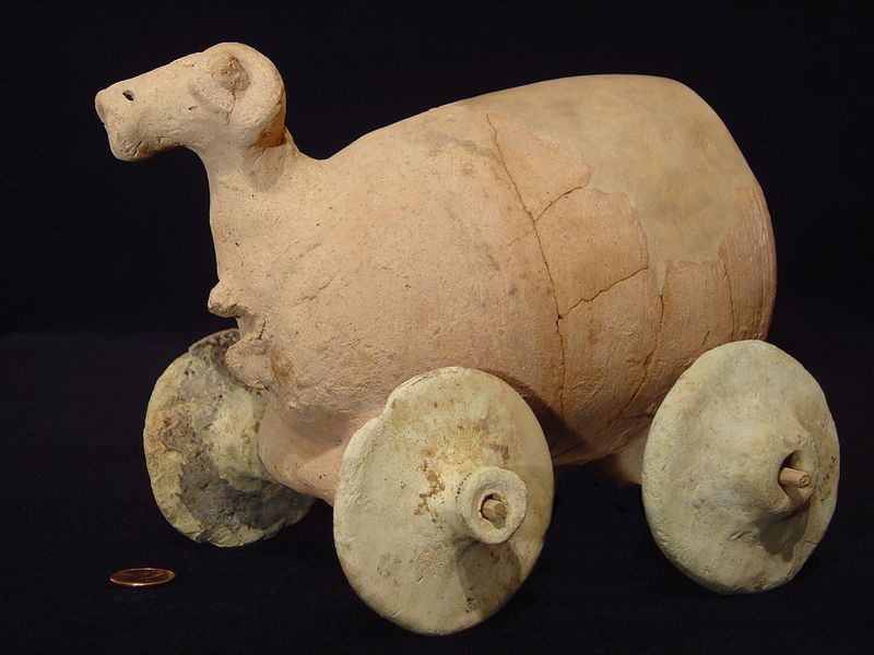 ملف:A8911 - Akkadian clay pull toy with a ram’s head, excavated at Eshnunna (modern Tell Asmar) in Iraq 1930s.jpg