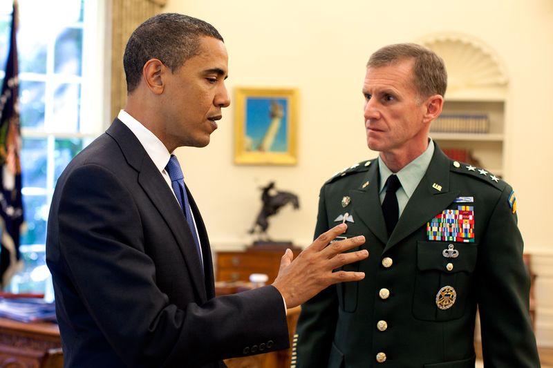 ملف:Barack Obama meets with Stanley A. McChrystal in the Oval Office 2009-05-19.jpg