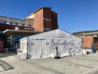 خيمة الفرز تم نصبها خارج المستشفى السويدي