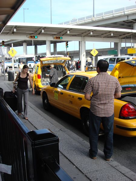 ملف:Waiting for a Taxi (JFK Airport - New York).jpg