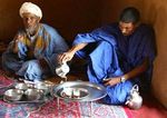 مسلمون موريتانيون يشربون الشاي بعد تناول الإفطار في رمضان.