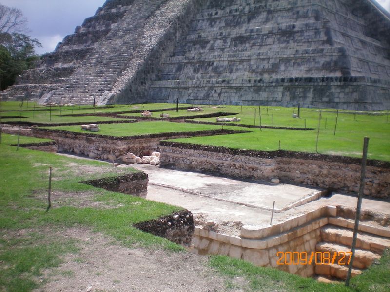 ملف:2009 excavation ChichenItza.JPG