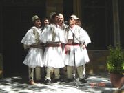 المجموعة الألبانية متعددة الأصوات من سكراپار ترتدي كيليشي والفوستانيلا