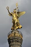 Victoria on top of the عمود النصر، برلين. صبّه Gladenbeck, Berlin)[11]