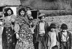 Bundesarchiv Bild 183-2004-0203-502, Bei Agram, kroatische Sinti und Roma-Frauen und Kinder.jpg