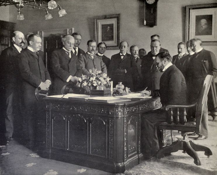 ملف:John Hay signs Treaty of Paris, 1899.JPG