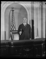 نائب الرئيس كورتيس ، يقف في مجلس الشيوخ ، 1929