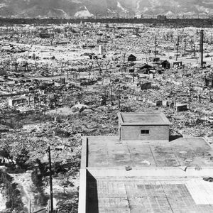 هيروشيما في أعقاب القصف والعاصفة النارية.