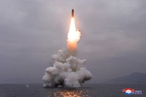 صورة لصاروخ باليستي ينطلق من غواصة من موقع مجهول نشرتها وكالة الأخبار المركزية الكورية الشمالية في 2 أكتوبر 2019.JPG
