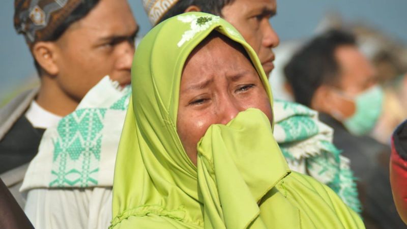 ملف:A woman cries as people survey the damage in Palu on September 29.jpg