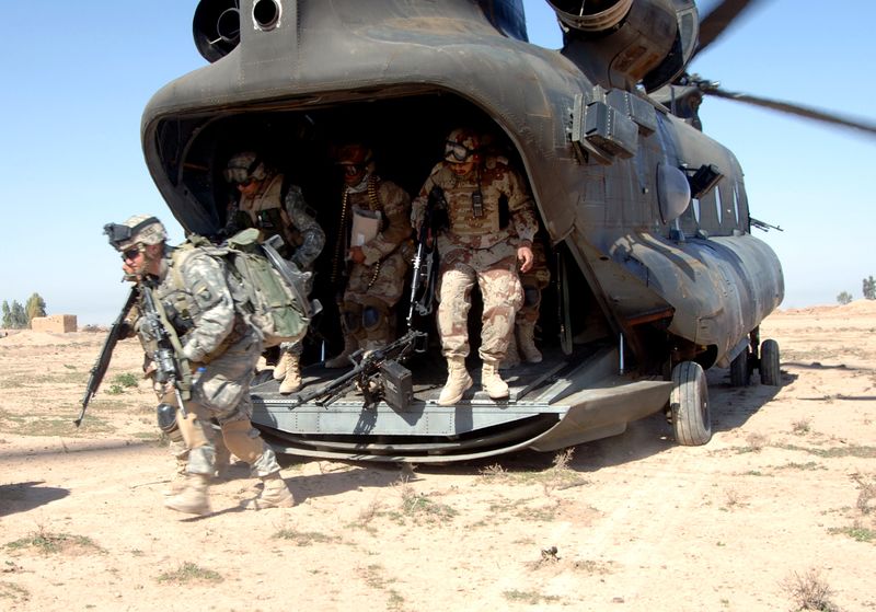 ملف:Chinook Iraq Operation Swarmer CH43 060316-N-5438H-011.jpg