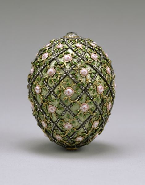 ملف:House of Fabergé - Rose Trellis Egg - Walters 44501.jpg