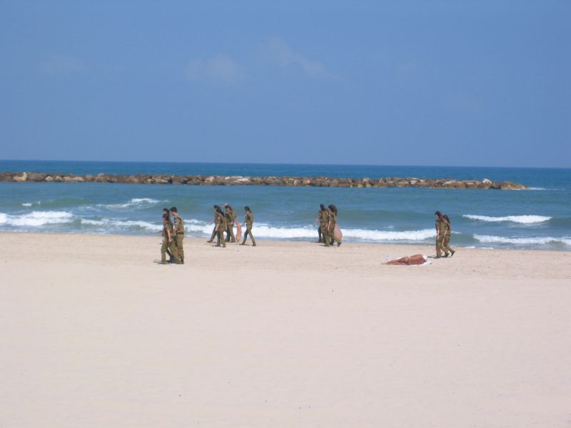 ملف:Soldiers cleaning beach.jpg